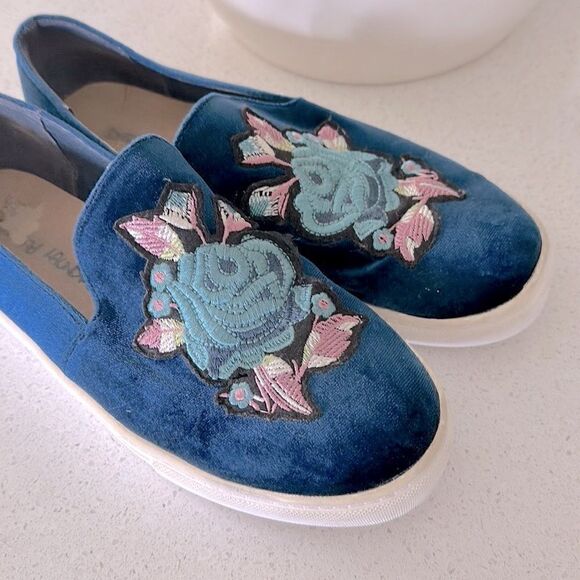 Dirty Laundry Slip Ons Loafers Blue Velvety Floral 9/40 Artsy Colorful Fun - Picture 9 of 13